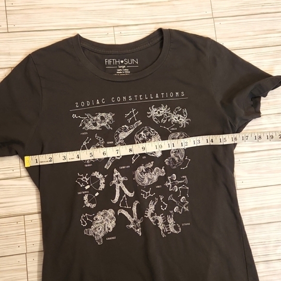 Juniors Fifth Sun Gray & White Zodiac Constellations Graphic Tee Size Large. - Picture 13 of 14